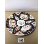 AN 18TH CENTURY OLD WORCESTER COBALT BLUE PORCELAIN PLATE, DECORATED IN PAINTED FLORAL SPRAYS,