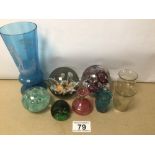 A MIXED COLLECTION OF GLASSWARE INCLUDING PAPERWEIGHTS, CAITHNESS, SCOTLAND AND MORE