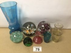 A MIXED COLLECTION OF GLASSWARE INCLUDING PAPERWEIGHTS, CAITHNESS, SCOTLAND AND MORE