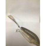 A GEORGE III HALLMARKED SILVER FISH SLICE WITH PIERCED BLADE, 30CM LONDON 1808, 133G