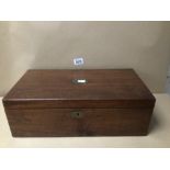 A LARGE VICTORIAN MAHOGANY RECTANGULAR WRITING SLOPE WITH FITTED DRAWER 45CM