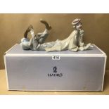 A LARGE LLADRO PORCELAIN CLOWN (4618) WITH BOX, 38 X 16CM