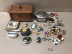 A SMALL COLLECTION OF MIXED COSTUME JEWELLERY AND MORE