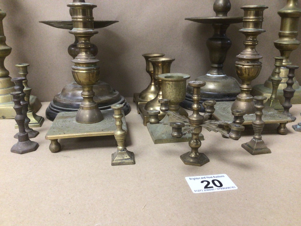 A COLLECTION OF BRASS CANDLESTICKS, INCLUDES A WEBA WARE MINIATURE CANDELABRA LARGEST BEING 25CM - Image 4 of 5