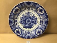 A LARGE DELFT BLUE AND WHITE CIRCULAR WALL PLATE DECORATED VASE OF FLOWERS, 41CM
