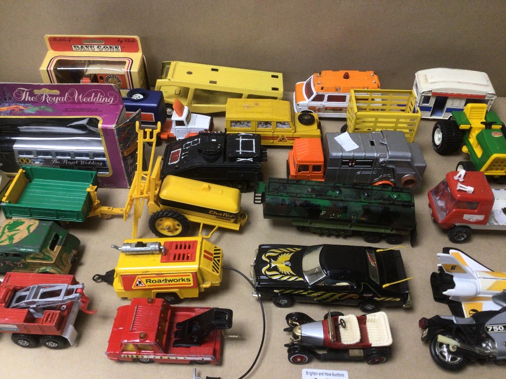 A QUANTITY OF PLAY WORN, DIE-CAST VEHICLES, MATCHBOX, DINKY AND CORGI - Image 5 of 6