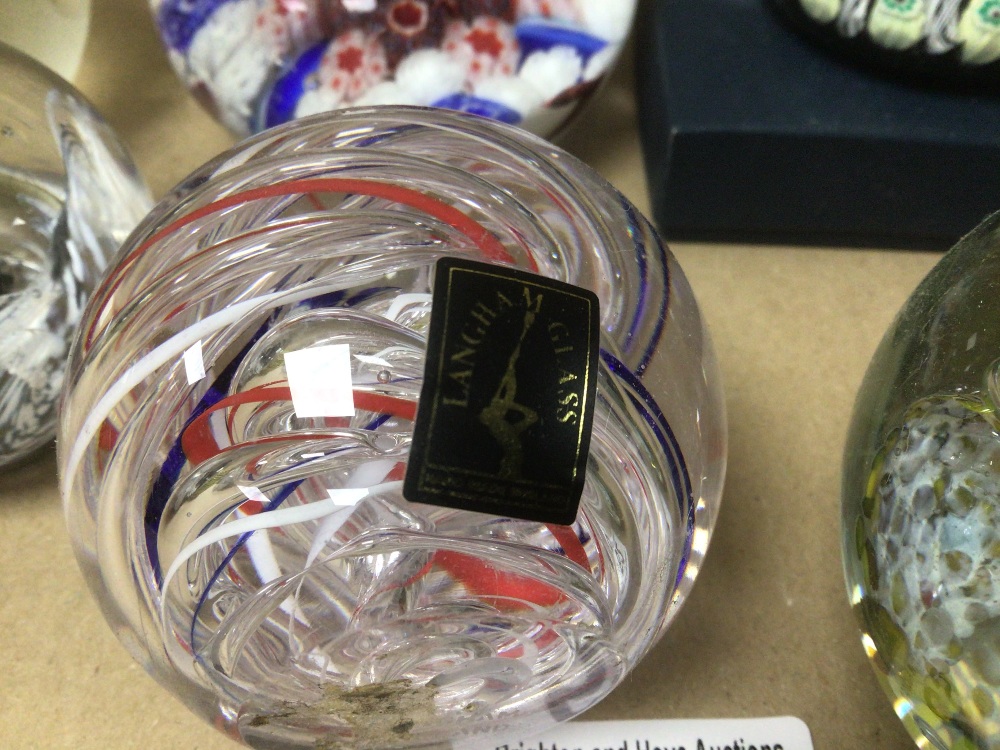 A COLLECTION OF ART GLASS PAPERWEIGHTS, SOME WITH WITH MAKERS MARKS TO BASE, INCLUDES CROLINO, - Image 5 of 5