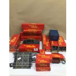 A COLLECTION OF TRIANG RAILWAYS “OO” / “HO” GAUGE (PRECISION) SCALE MODELS, INCLUDES COACHES,