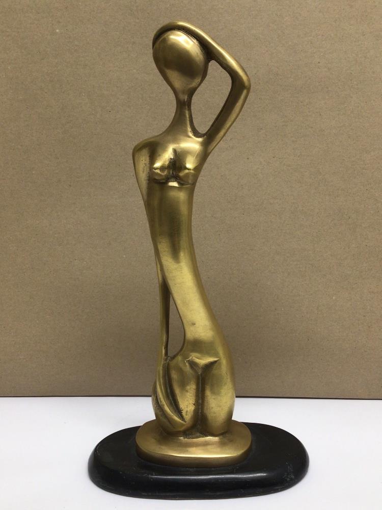 A VINTAGE BRASS STYLISED FEMALE NUDE ON WOODEN BASE, 29CM - Image 2 of 3