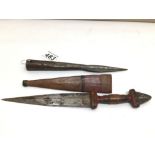 AN EARLY LEATHER HANDLE KNIFE WITH SHEATH WITH A 19TH CENTURY SPEARHEAD ARNACHELLUM OF SALEM