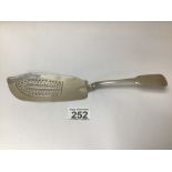 A GEORGE III HALLMARKED SILVER FISH SLICE WITH PIERCED BLADE, 28CM 1791 BY WILLIAM KEY, 111 GRAMS