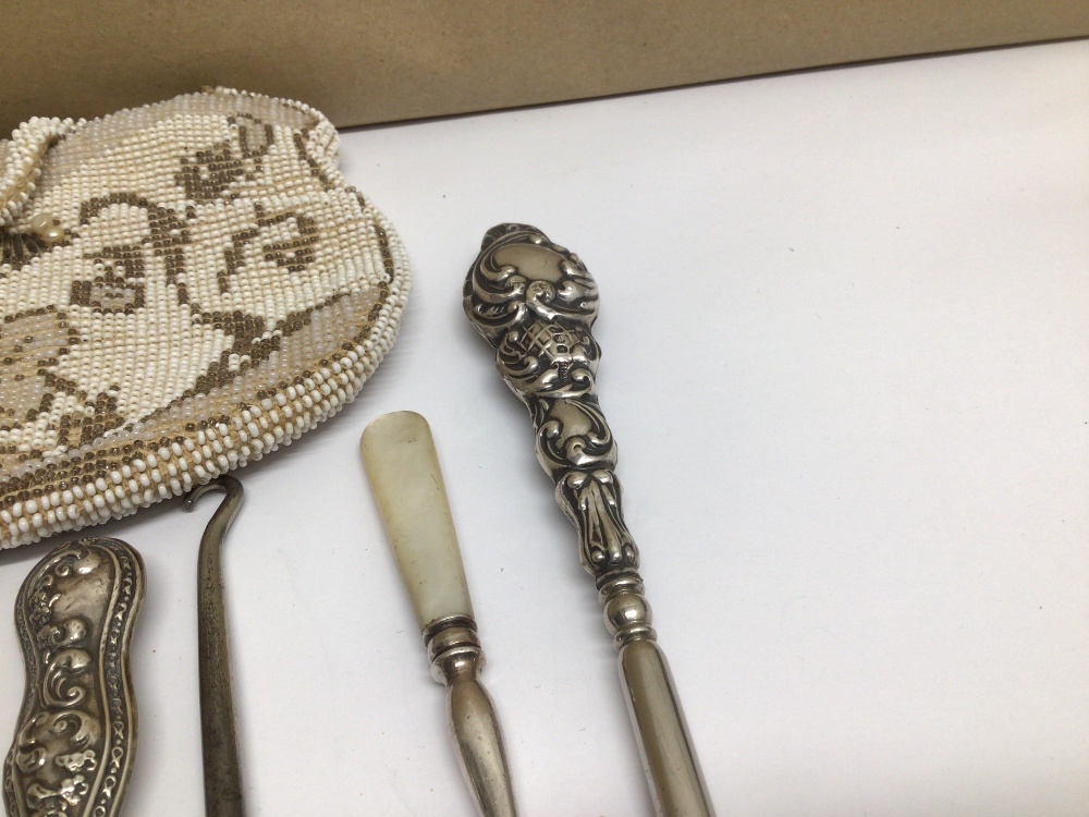 MIXED ITEMS INCLUDES TWO HALLMARKED SILVER THIMBLES, TWO BUTTON HOOK WITH HALLMARKED SILVER AND - Image 4 of 5