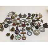 A QUANTITY OF VARIOUS BADGES, INCLUDES MILITARY