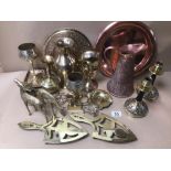 A COLLECTION OF MIXED METAL WARE OF BRASS AND COPPER WARE, INCLUDES A BRASS THEATRICAL FACE MASK