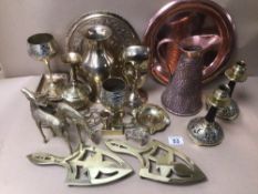 A COLLECTION OF MIXED METAL WARE OF BRASS AND COPPER WARE, INCLUDES A BRASS THEATRICAL FACE MASK