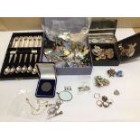 A SMALL COLLECTION OF COSTUME JEWELLERY AND A CASED SET OF SIX SILVER-PLATED PASTRY FORKS AND SPOONS