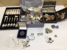 A SMALL COLLECTION OF COSTUME JEWELLERY AND A CASED SET OF SIX SILVER-PLATED PASTRY FORKS AND SPOONS