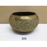 A HEAVY BRONZE BOWL DECORATION ON THE OUTER SIDES, 21CM DIAMETER