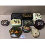 A MIXED COLLECTION OF LACQUERED AND PAPIER-MACHE BOXES / CONTAINERS, DECORATED WITH ORIENTAL