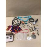 A SMALL COLLECTION OF MIXED COSTUME JEWELLERY