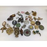 A QUANTITY OF MIXED VINTAGE COSTUME JEWELLERY BROOCHES