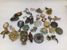 A QUANTITY OF MIXED VINTAGE COSTUME JEWELLERY BROOCHES