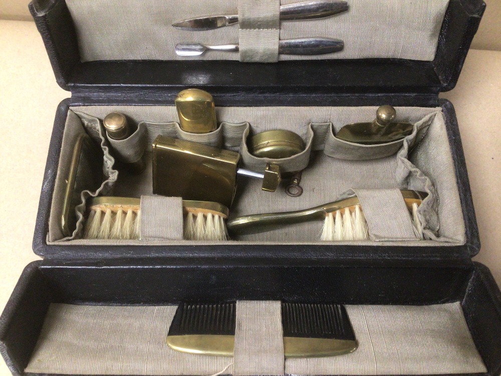A SMALL VINTAGE LADIES TRAVEL VANITY CASE WITH BOTTLES, BRUSHES AND MORE - Image 2 of 3