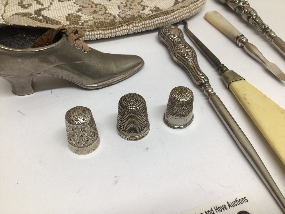 MIXED ITEMS INCLUDES TWO HALLMARKED SILVER THIMBLES, TWO BUTTON HOOK WITH HALLMARKED SILVER AND - Image 2 of 5