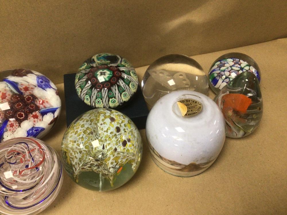 A COLLECTION OF ART GLASS PAPERWEIGHTS, SOME WITH WITH MAKERS MARKS TO BASE, INCLUDES CROLINO, - Image 3 of 5