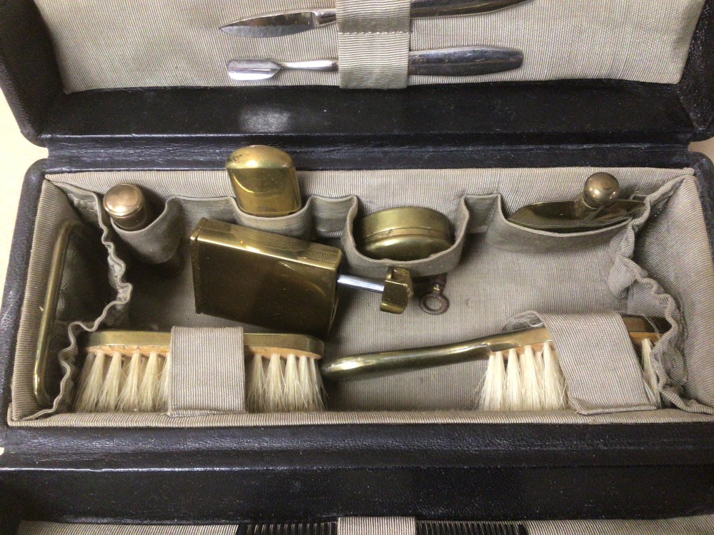 A SMALL VINTAGE LADIES TRAVEL VANITY CASE WITH BOTTLES, BRUSHES AND MORE - Image 3 of 3