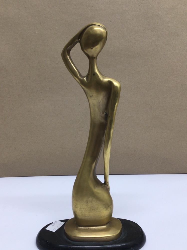 A VINTAGE BRASS STYLISED FEMALE NUDE ON WOODEN BASE, 29CM - Image 3 of 3