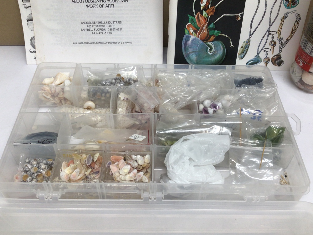 A LARGE COLLECTION OF MIXED MICRO SEASHELLS WITH “HOW TO” ARTS AND CRAFTS MANUAL / INSTRUCTIONS - Image 6 of 7