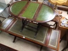 A GREEN DROP END SOFA TABLE WITH A DROP END SIDE TABLE BOTH WITH GREEN LEATHER TOPS, LARGEST 96 X 50
