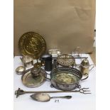 A MIXED COLLECTION OF METALWARE INCLUDES SILVER PLATED / WHITE METAL AND BRASS
