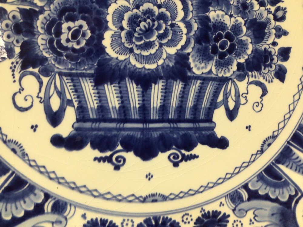 A LARGE DELFT BLUE AND WHITE CIRCULAR WALL PLATE DECORATED VASE OF FLOWERS, 41CM - Image 3 of 5