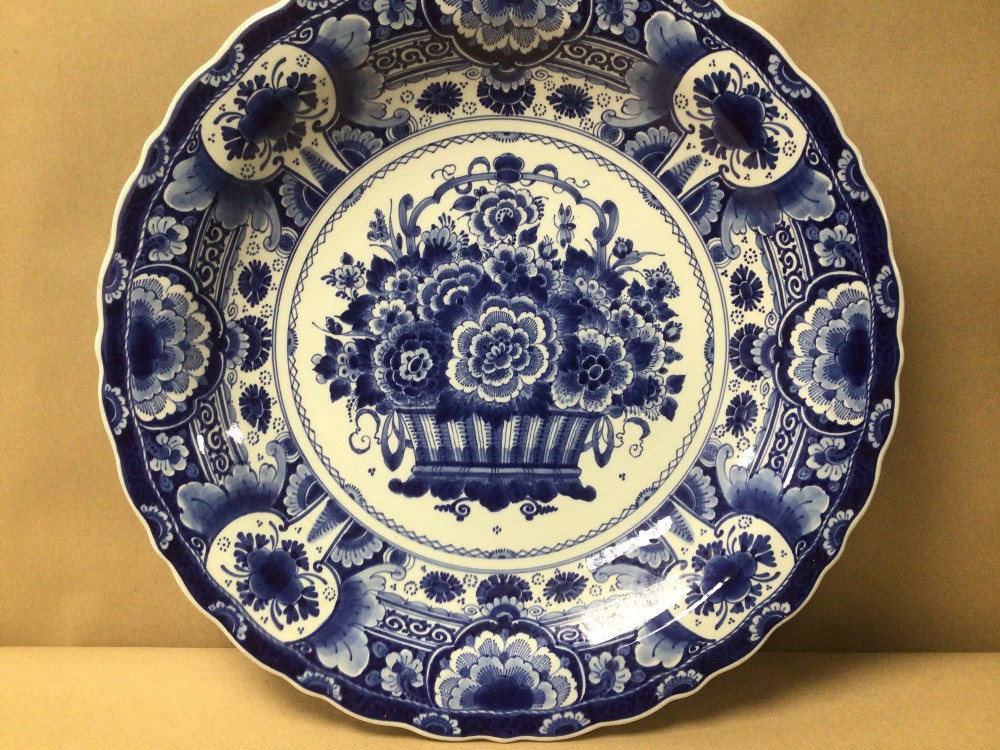 A LARGE DELFT BLUE AND WHITE CIRCULAR WALL PLATE DECORATED VASE OF FLOWERS, 41CM - Image 2 of 5