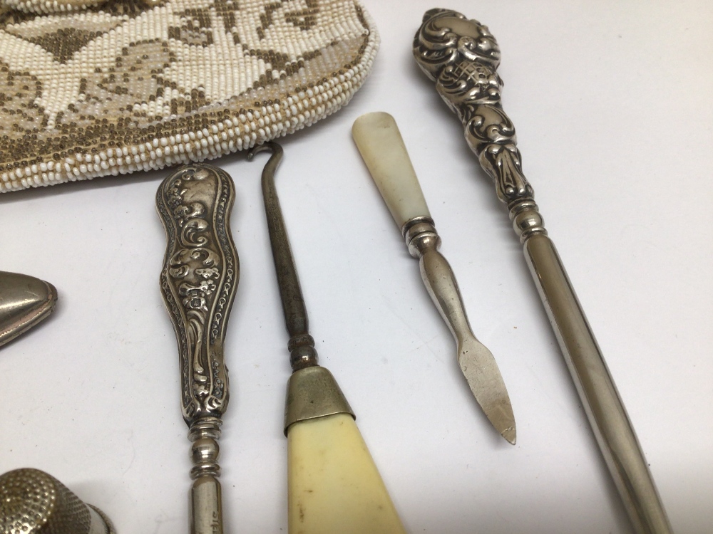 MIXED ITEMS INCLUDES TWO HALLMARKED SILVER THIMBLES, TWO BUTTON HOOK WITH HALLMARKED SILVER AND - Image 3 of 5