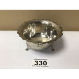 A HALLMARKED SILVER SUGAR BOWL ON PAD FEET BY E.S.BARNSLEY AND CO 1919, 60 GRAMS