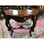 A REPRODUCTION WOODEN CONSOLE/HALL TABLE WITH CARVED DECORATION, 100 X 45 X 75CM
