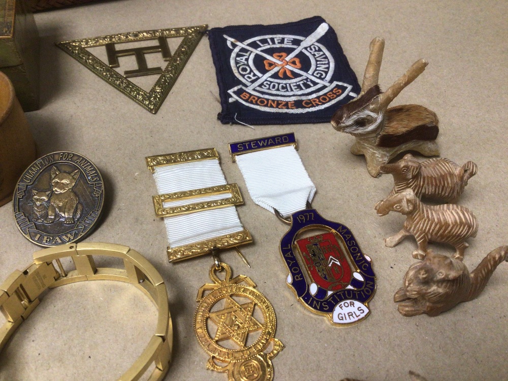 A SMALL BOX OF COLLECTABLES INCLUDES PATCHES, MINIATURE FIGURINES, AND MORE - Image 5 of 11