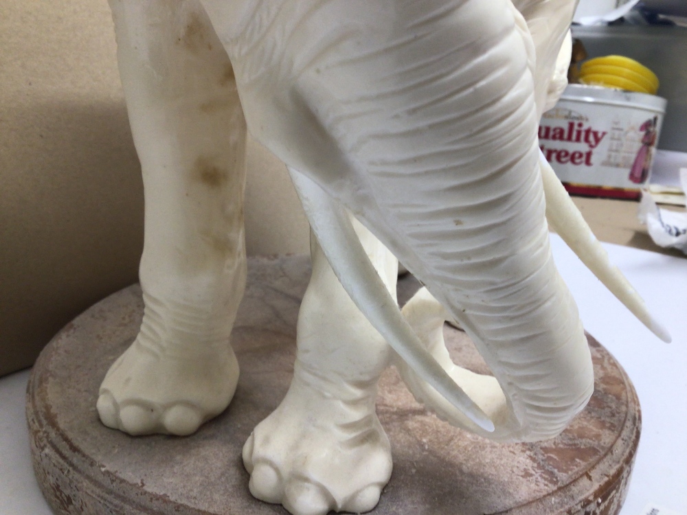 A LARGE MOULDED WHITE ELEPHANT, 32CM HIGH - Image 4 of 4