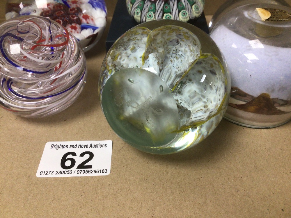 A COLLECTION OF ART GLASS PAPERWEIGHTS, SOME WITH WITH MAKERS MARKS TO BASE, INCLUDES CROLINO, - Image 4 of 5