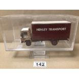 A HENLEY TRANSPORT PADDOCK WOOD DIE-CAST MODEL LORRY AND TRAILER IN DISPLAY CASE ON STAND 21CM X 9CM