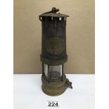 A VINTAGE W.E. TEALE AND CO LTD SWINTON LANCS MINERS LAMP, 24CM