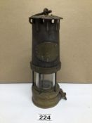 A VINTAGE W.E. TEALE AND CO LTD SWINTON LANCS MINERS LAMP, 24CM