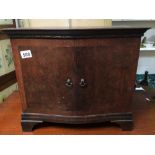 A VINTAGE MAHOGANY SMALL TWO DOOR BOW FRONTED CUPBOARD, 50 X 43 X 30CM