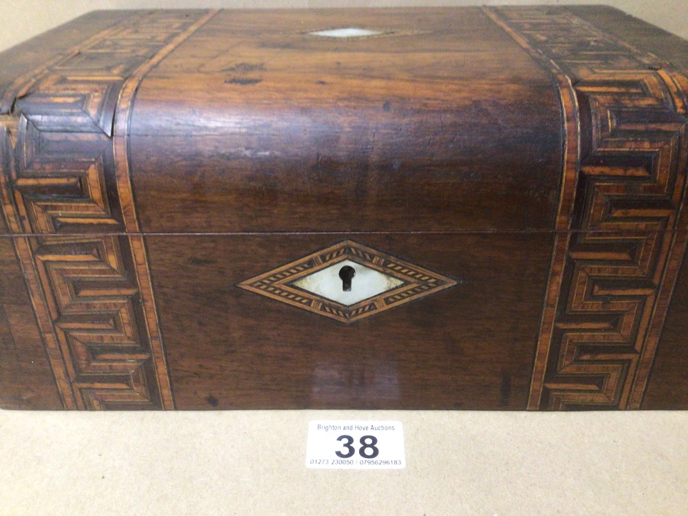 A VINTAGE LADIES ROSEWOOD JEWELLERY BOX WITH INLAY BOXWOOD A/F 30CM X 23CM X 14CM - Image 2 of 4
