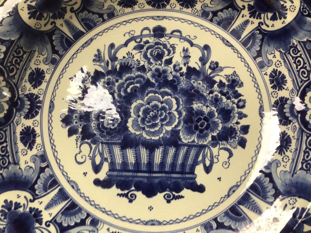 A LARGE DELFT BLUE AND WHITE CIRCULAR WALL PLATE DECORATED VASE OF FLOWERS, 41CM - Image 4 of 5