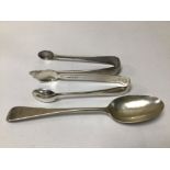 A VICTORIAN HALLMARKED SILVER TEASPOON 1866 (CHAWNER AND CO) WITH TWO PAIRS OF HALLMARKED SILVER