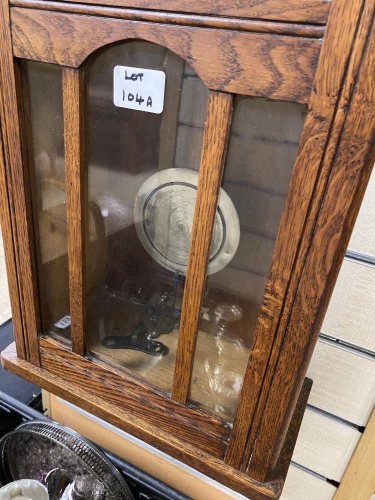 A VINTAGE OAK CASED WALL CLOCK WITH PENDULUM AND KEYS - Image 4 of 4